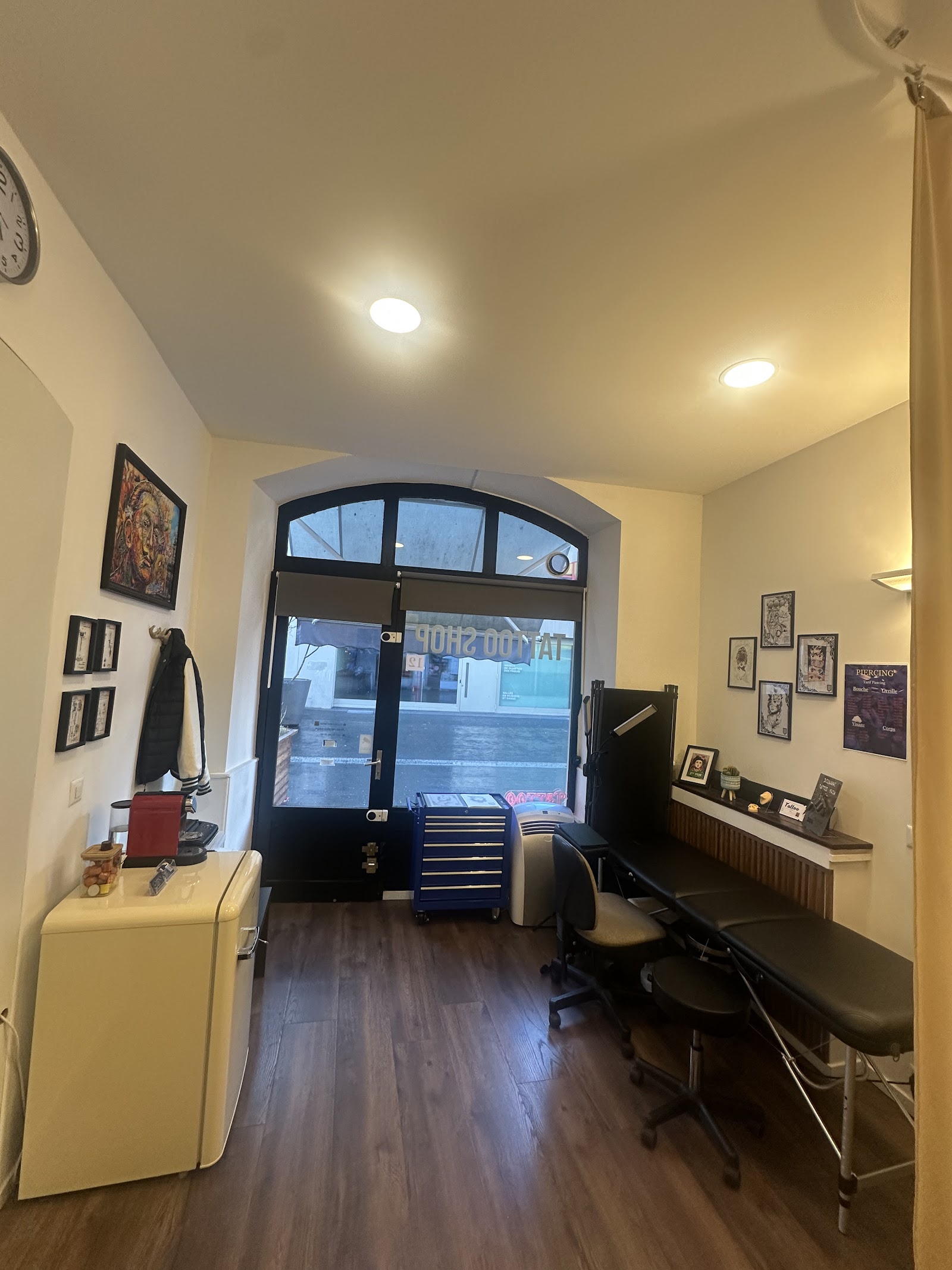 Poste de tatouage principal avec fauteuil professionnel, mat&eacute;riel et vitrine sur la rue