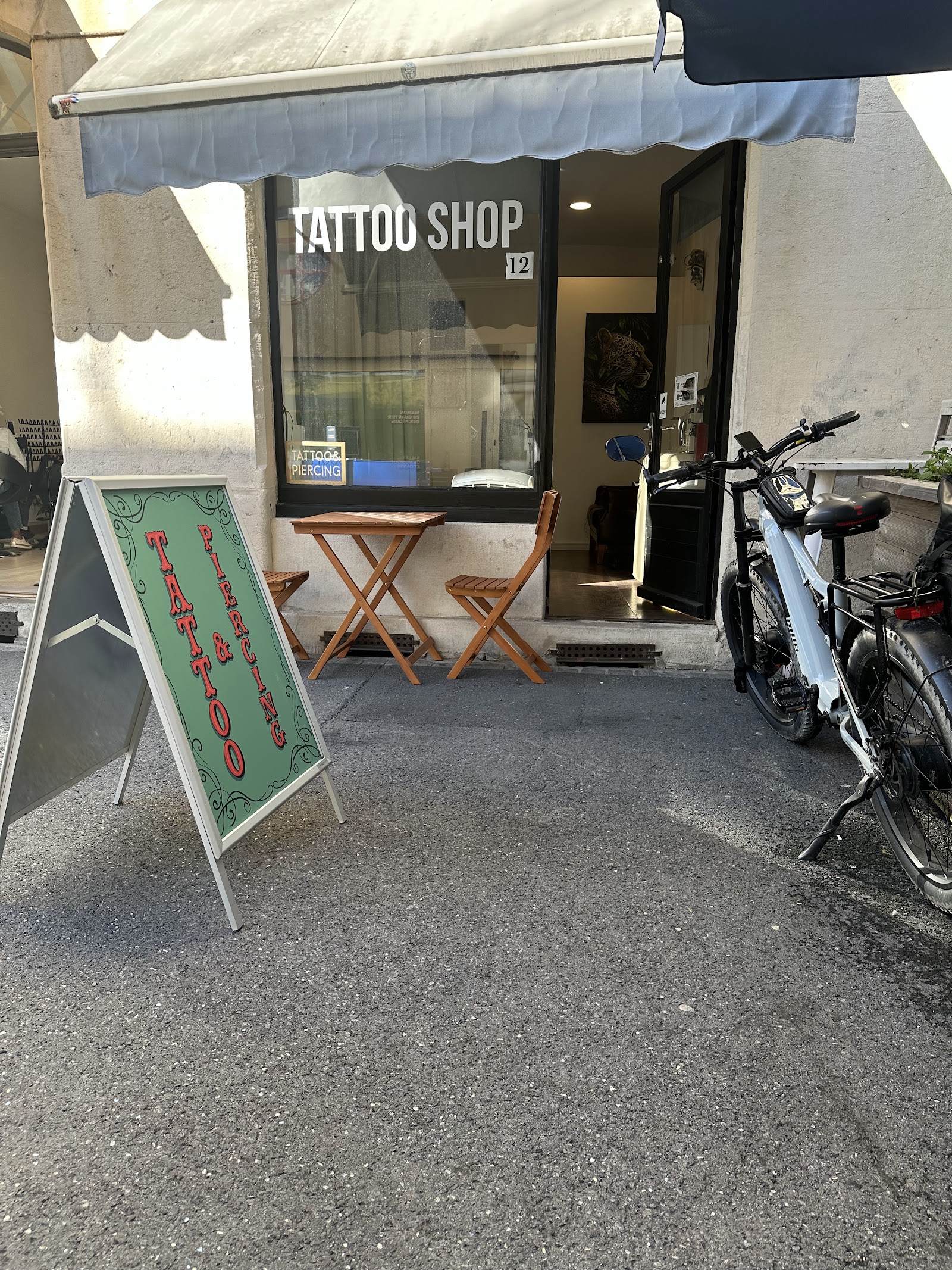 Devanture du studio Quartier 12 Tattoo avec enseigne et panneau, Rue du M&ocirc;le, Gen&egrave;ve