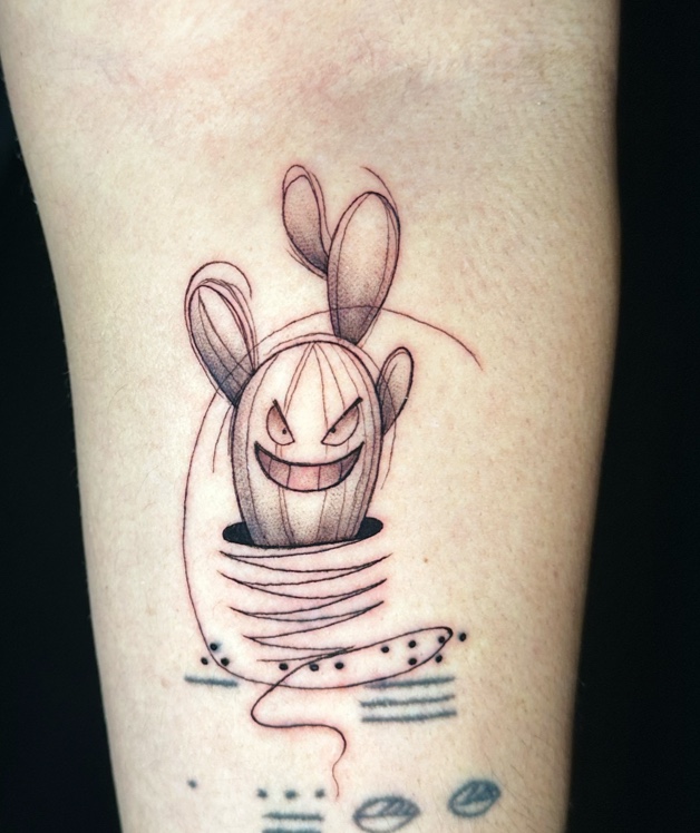 Tatouage illustratif d'un petit cactus espiègle dans un style fine line et whimsical